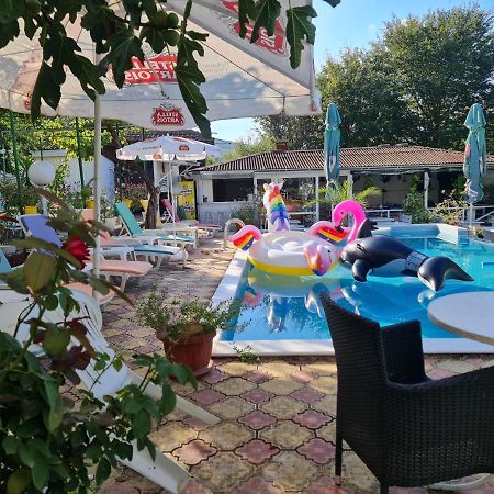 Hotel Rai Obrocsiste Kültér fotó
