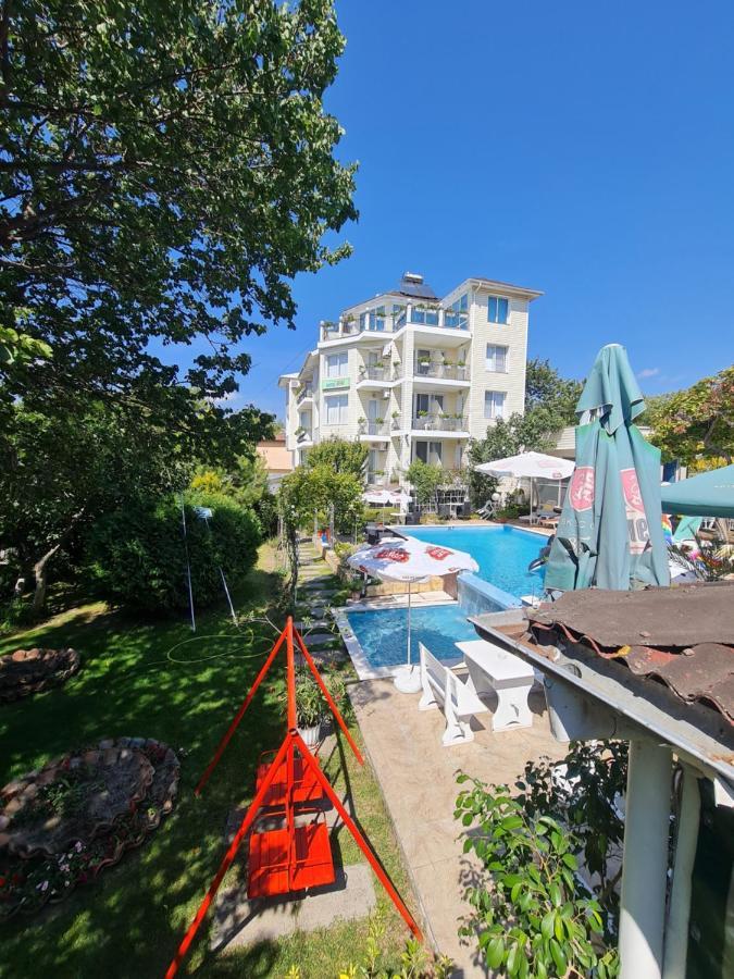 Hotel Rai Obrocsiste Kültér fotó