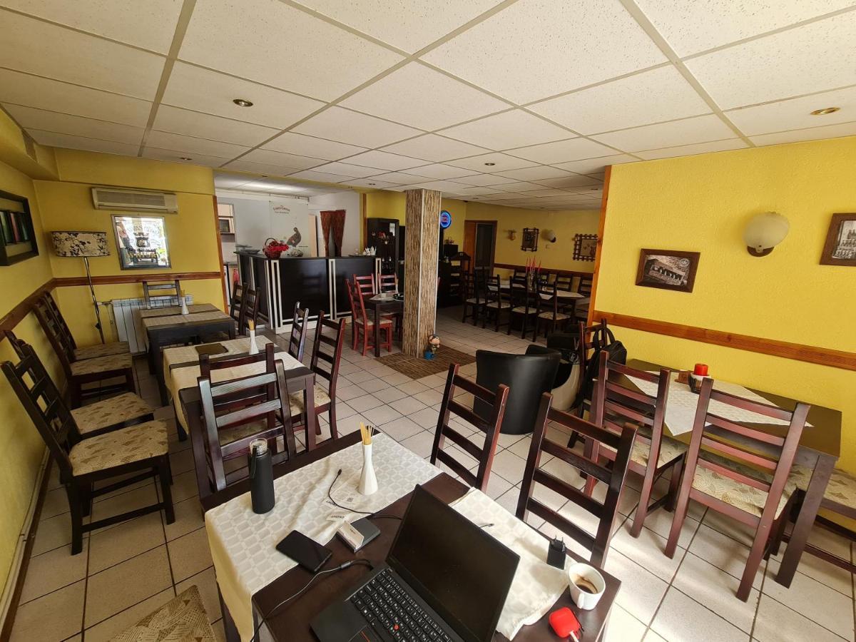 Hotel Rai Obrocsiste Kültér fotó