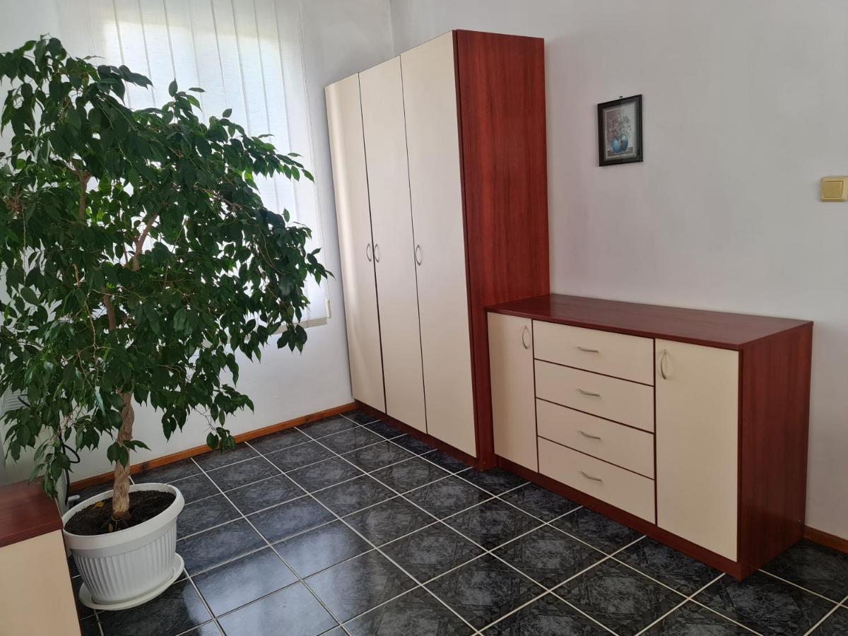 Hotel Rai Obrocsiste Kültér fotó